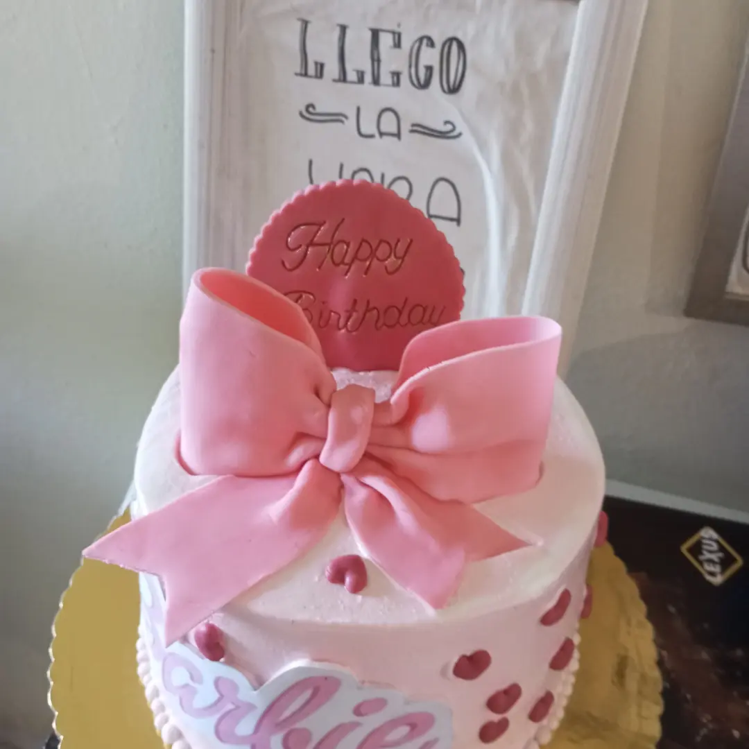Bizcocho rosa con lazo