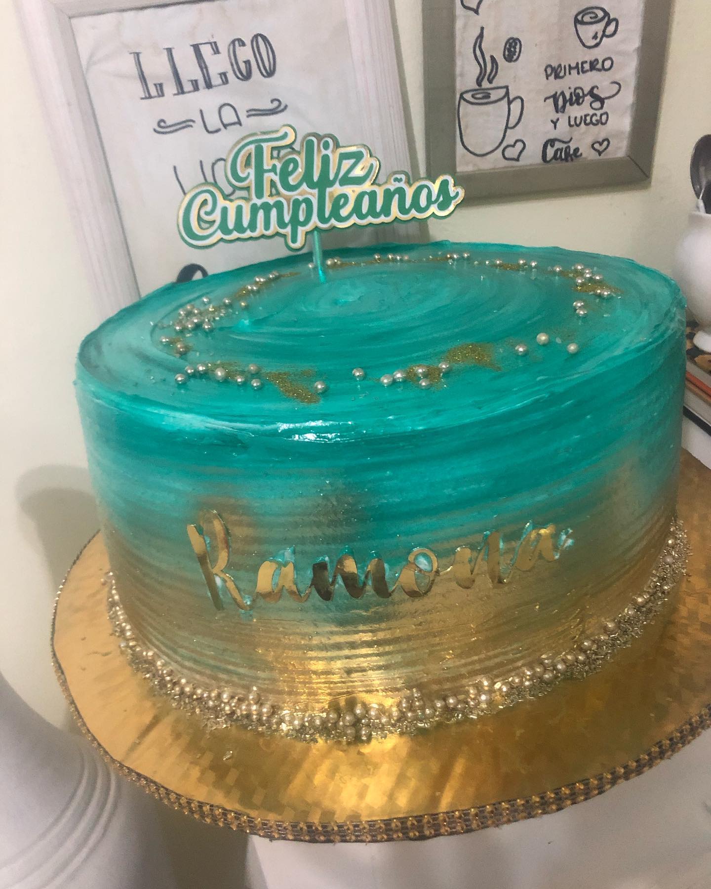 Bizcocho quinceañera dorado
