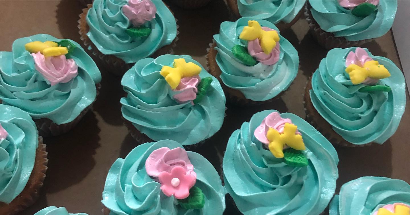 Mesa de postres con cupcakes