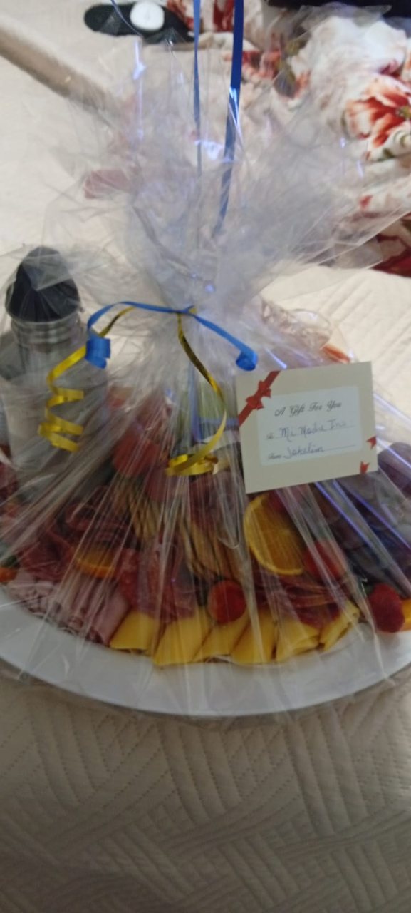 Bandeja de picadera para regalo envuelta con tarjeta
