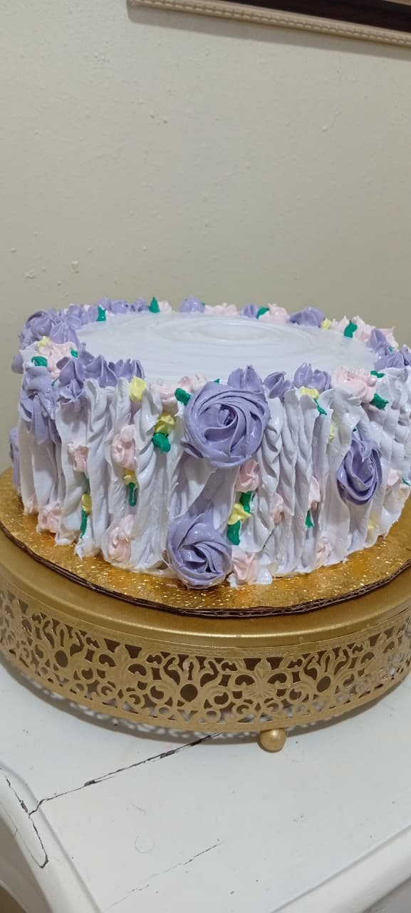 Bizcocho lila con rosetones de buttercream