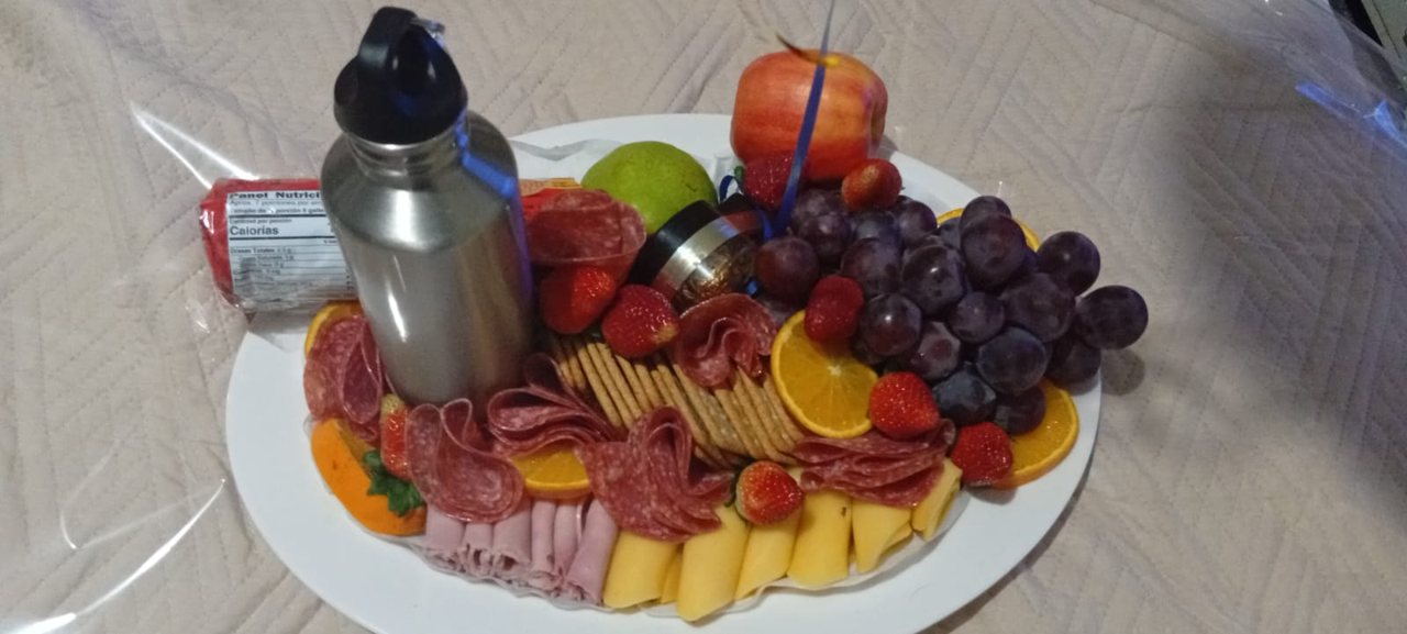 Bandeja de picadera con jamón, salami, queso y frutas
